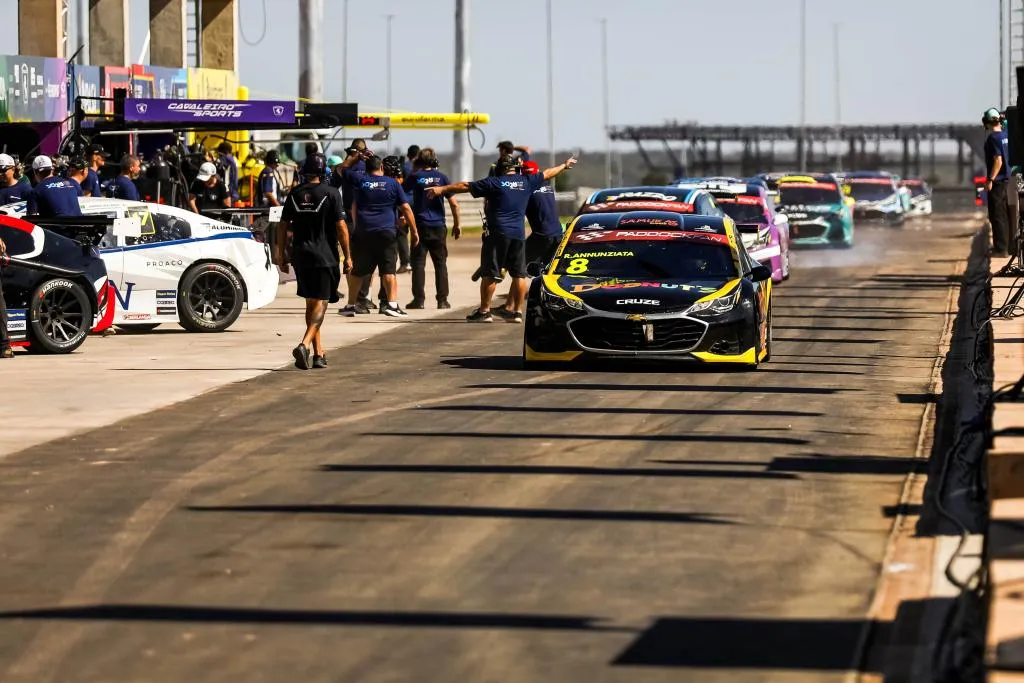Nelsinho Piquet brilha em corrida noturna inédita e vence etapa da Stock Car em Cuiabá