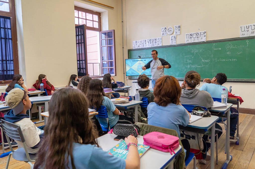 Cai a proporção de jovens que não trabalham, não estudam e nem se qualificam