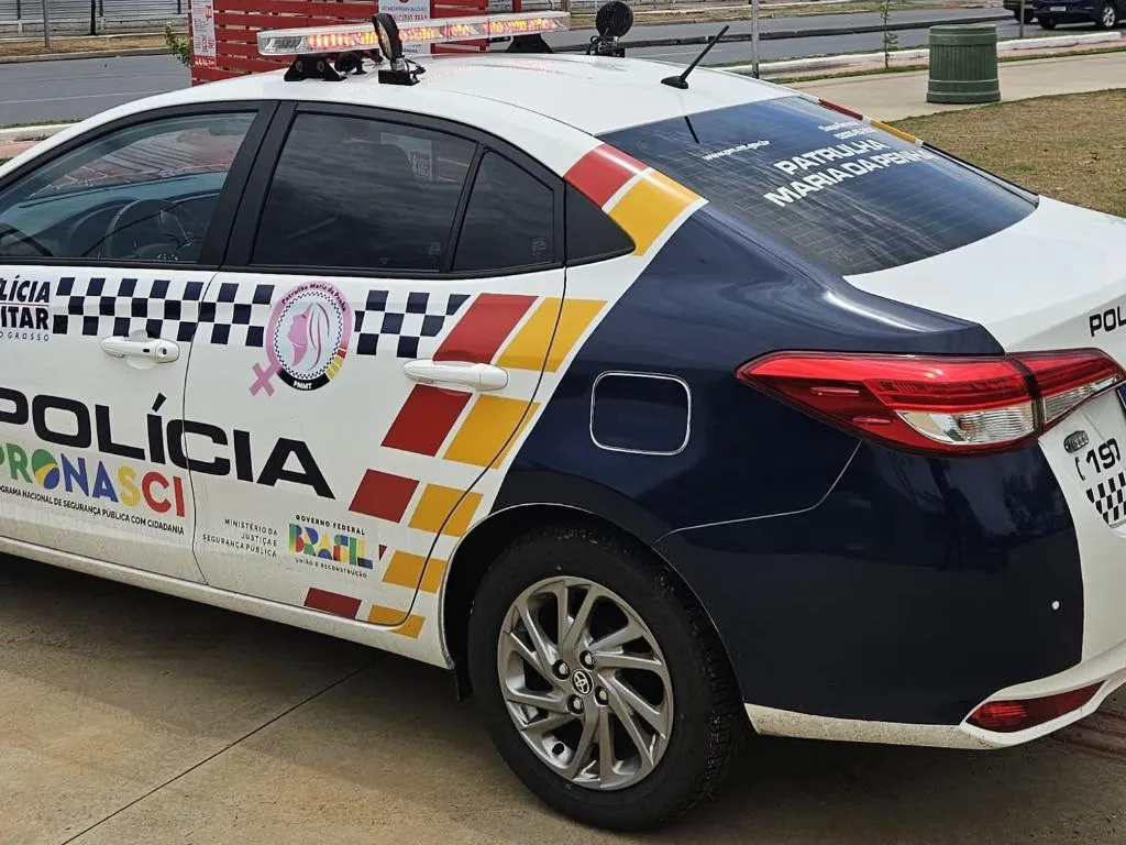Homem tenta fugir por canaleta de esgoto e acaba preso pela Patrulha Maria da Penha em Cuiabá
