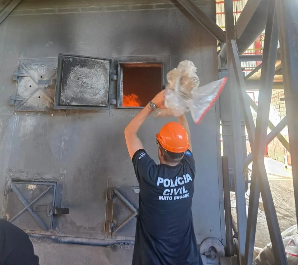Denarc incinera três toneladas de drogas em fornalha industrial em Cuiabá
