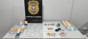 drogas organizadas em mesa na delegacia da polícia civil