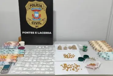 drogas organizadas em mesa na delegacia da polícia civil