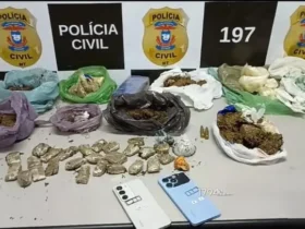 Objetos apreendidos pela polícia civil, incluindo celulares e diversas porções de drogas