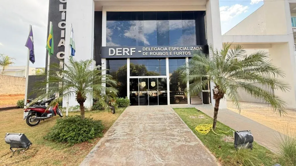 Derf de Nova Mutum prende suspeito de atrair e matar mulher trans a tiros em canteiro de obras