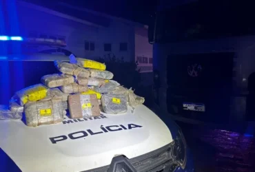 Polícia Militar prende caminhoneiro com 27 quilos de maconha skank em Água Boa