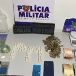 Cavalaria e Rotam estouram boca de fumo e prendem jovem casal com 100 porções de drogas em Alto Paraguai