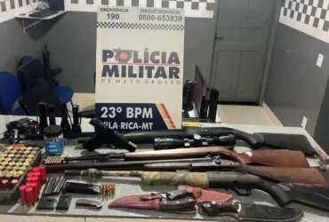 Armas apreendidas em cima de mesa
