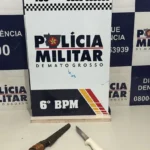 Homem com duas facas ataca duas pessoas na rua e confessa que intenção era matar em Cáceres