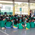 Projeto Pomar nas Escolas em Cuiabá planta 22 mudas frutíferas na Emebec Herbert de Souza