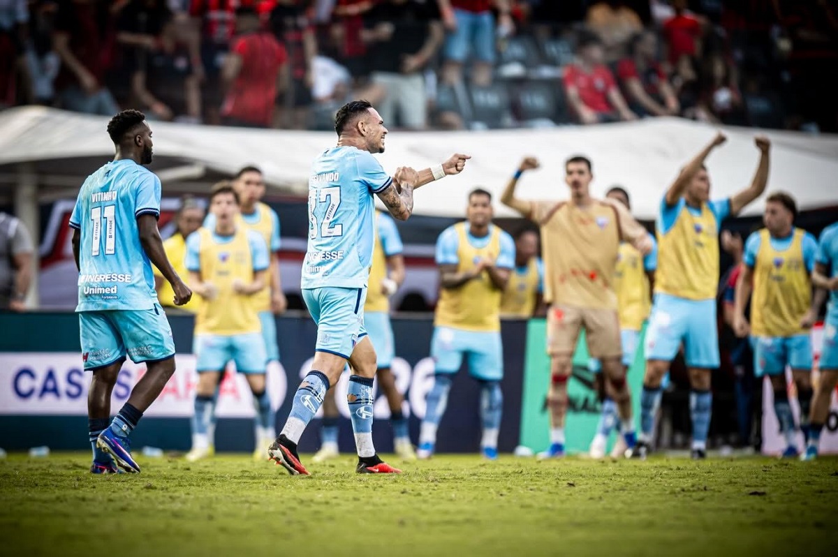 Náutico x Fortaleza: duelo quente nos Aflitos pode mexer na Série B. Imagem: Samuel Andrade/FEC