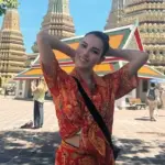Mistério cerca morte de atriz aos 35 anos: mordida de macaco durante viagem entra na investigação