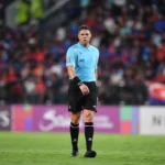 FIFA encerra investigação sobre VAR Shaun Evans e conclui que gesto foi involuntário