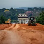 Sinfra-MT nega atrasos em pagamentos e detalha sanções contra construtora