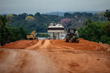 Sinfra-MT nega atrasos em pagamentos e detalha sanções contra construtora