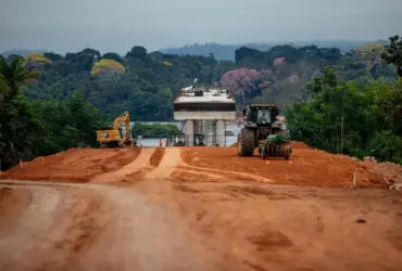 Sinfra-MT nega atrasos em pagamentos e detalha sanções contra construtora