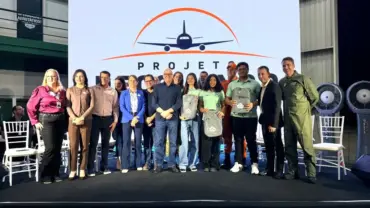 Programa Decolando de formação de pilotos civis leva estudantes à aviação