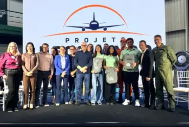Programa Decolando de formação de pilotos civis leva estudantes à aviação