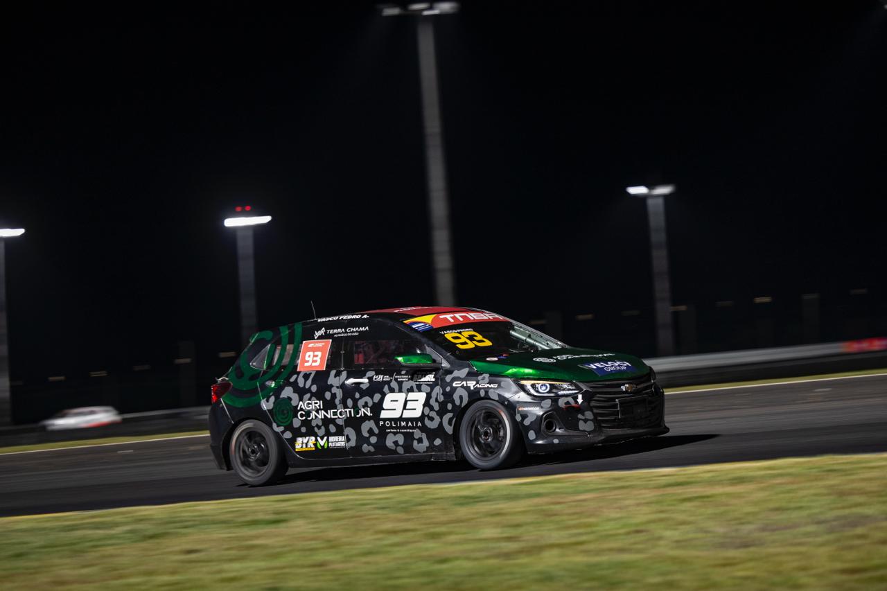 Homenageando o Pantanal no carro, Vasco Pedro conquista pódio após etapa intensa da Turismo Nacional em Cuiabá