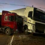 Colisão entre dois caminhões mobiliza Corpo de Bombeiros em rotatória de Lucas do Rio Verde