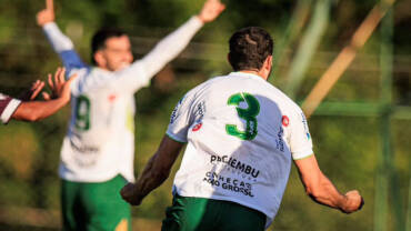 O Luverdense Esporte Clube garantiu a classificação para a segunda fase do Campeonato Brasileiro Série D ao vencer o Inhumas por 4 a 0, neste domingo (7), no Estádio Passo das Emas, em Lucas do Rio Verde. A partida foi válida pela última rodada da primeira fase da competição nacional.