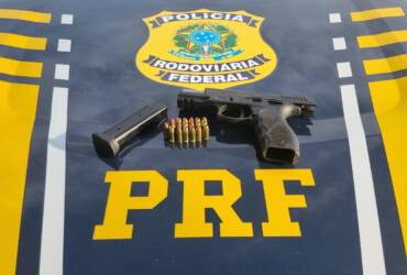Jornalista é preso pela PRF após tentar escapar de fiscalização com pistola carregada em Sinop