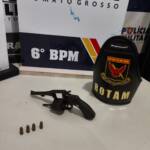 Polícia Militar apreende adolescente e prende dois suspeitos após ataque a tiros contra residência em Cáceres