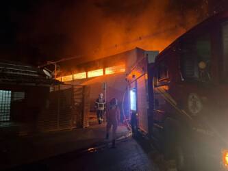 Incêndio de grandes proporções atinge depósito da Educação e posto de combustível em Várzea Grande