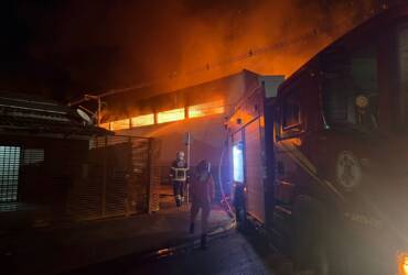 Incêndio de grandes proporções atinge depósito da Educação e posto de combustível em Várzea Grande