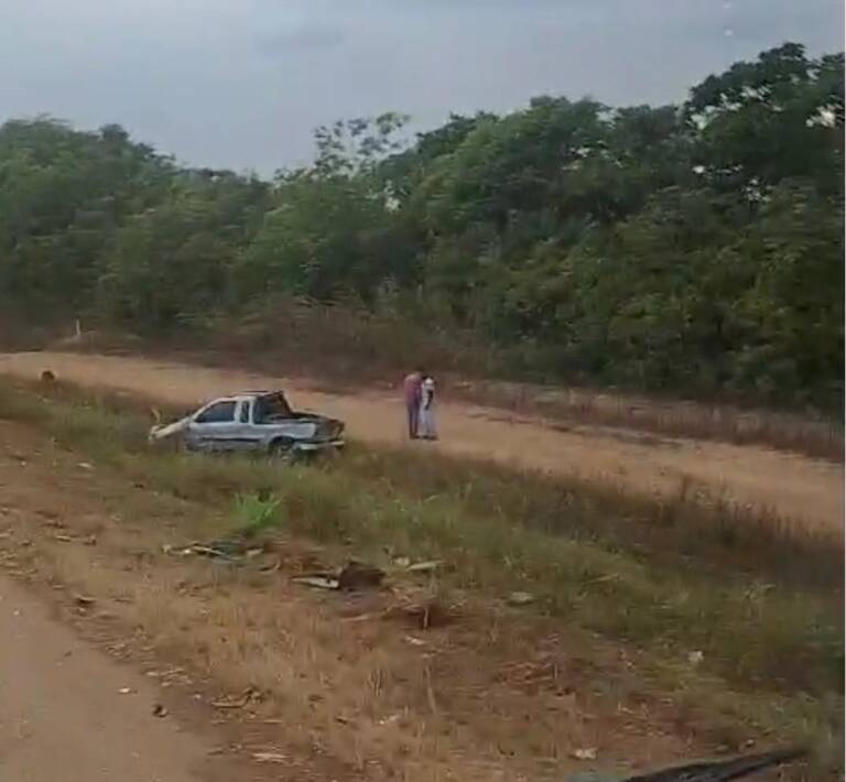 Colisão entre caminhão-baú e picape deixa trânsito lento na BR-163 entre Lucas e Sorriso