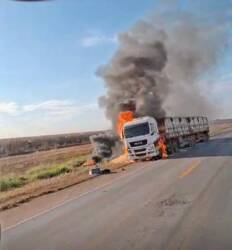 Incêndio em carreta interdita totalmente a BR-163 em Sorriso07.04.08