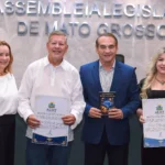 Escritor João Nolasco recebe Moção de Aplausos na ALMT durante lançamento de livro sobre a história da humanidade