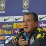 Parreira apresenta melhora clínica, mas segue internado na UTI