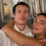 Dua Lipa surpreende ao publicar foto de banheira durante lua de mel com Callum Turner