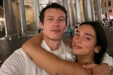 Dua Lipa surpreende ao publicar foto de banheira durante lua de mel com Callum Turner