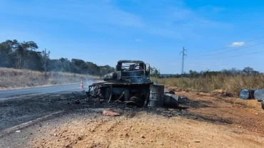 Um caminhão foi completamente destruído por um incêndio na manhã desta segunda-feira (8), na MT-249, nas proximidades da ponte sobre o Rio Arinos, em Nova Mutum/MT.
