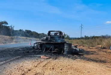 Um caminhão foi completamente destruído por um incêndio na manhã desta segunda-feira (8), na MT-249, nas proximidades da ponte sobre o Rio Arinos, em Nova Mutum/MT.