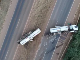Foto tirada por drone de acidente em rodovia envolvendo caminhão