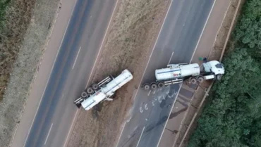Foto tirada por drone de acidente em rodovia envolvendo caminhão