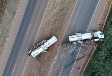 Foto tirada por drone de acidente em rodovia envolvendo caminhão