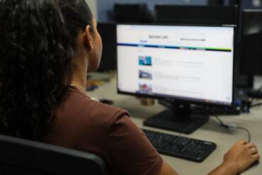 Foto de adolescente trabalhando na Secom