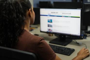 Foto de adolescente trabalhando na Secom