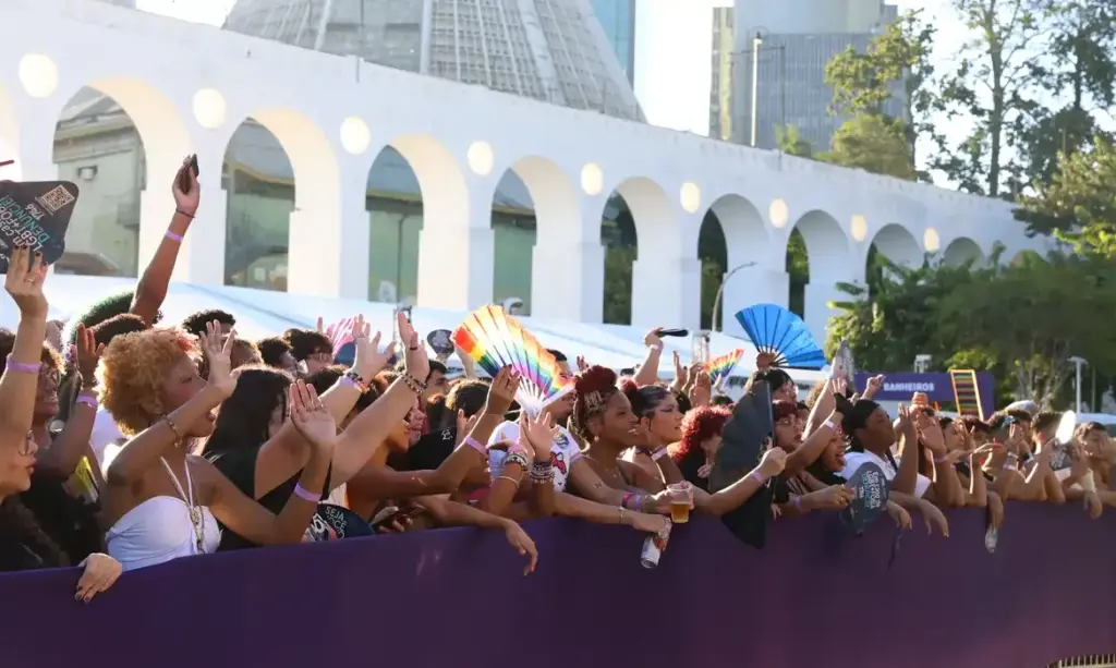 Parada defende maior representação LGBTQIA+ no Legislativo durante ato no Rio