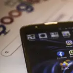 WhatsApp e redes sociais ganham espaço, mas lojas físicas ainda concentram maioria das vendas no Brasil