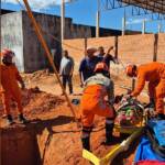 Bombeiros resgatam homem que caiu em fossa de três metros durante obra em Sinop