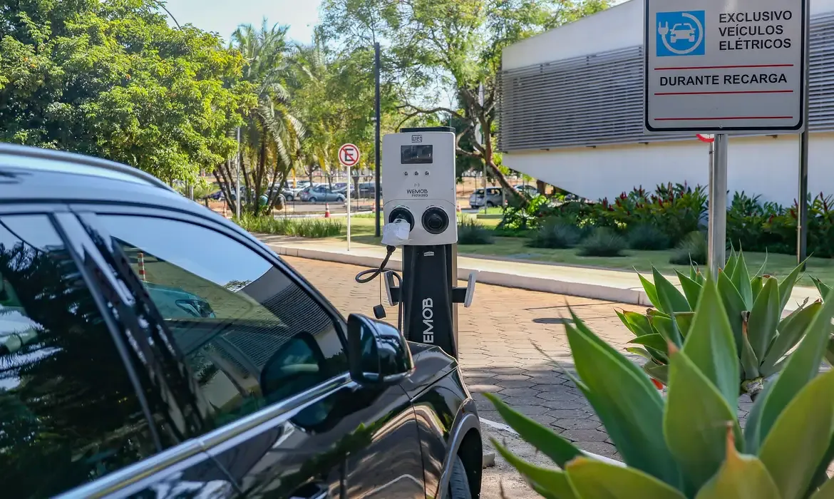 Governo mantém aumento de tarifas na importação de carros elétricos e cria cota zero