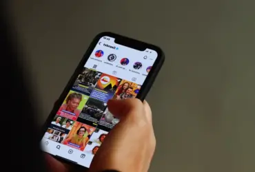 Redes ampliam polarização e isolamento político entre jovens, aponta estudo