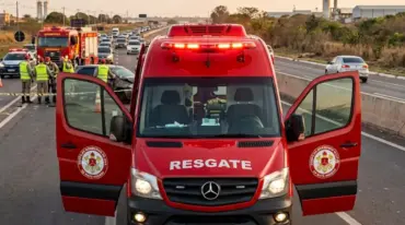 Congestionamento após acidente mobiliza bombeiros e gestante entra em trabalho de parto