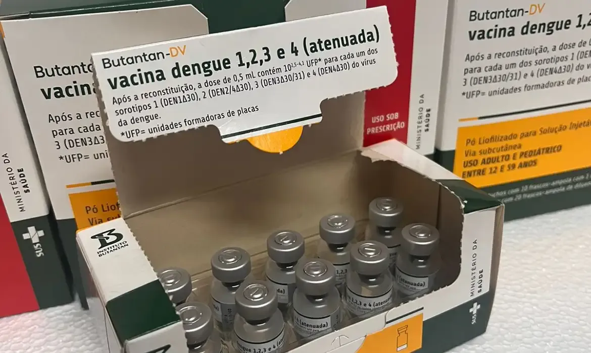 Vacina tem aplicação suspensa após investigação de eventos adversos contra dengue