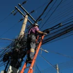 Operação remove mais de 1,1 mil metros de cabos irregulares no Centro de Cuiabá