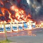 Incêndio de grandes proporções destrói ao menos 27 ônibus em garagem de Belo Horizonte e mobiliza sete viaturas dos Bombeiros